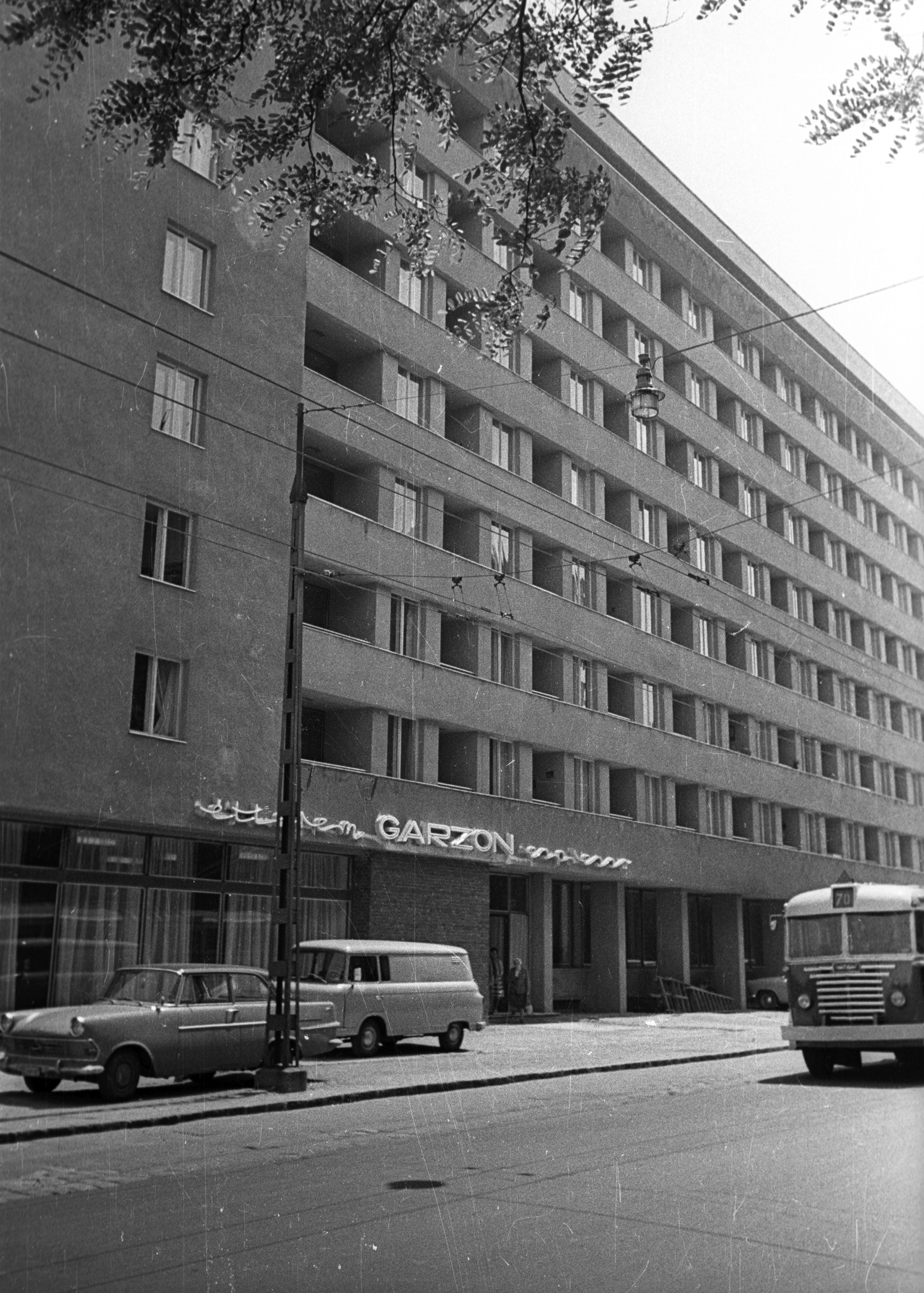A Hejhál Éva és Tóth István tervei alapján emelt Bajza utcai Garzonház (1966-1967). Fotó: Fortepan, Bauer Sándor