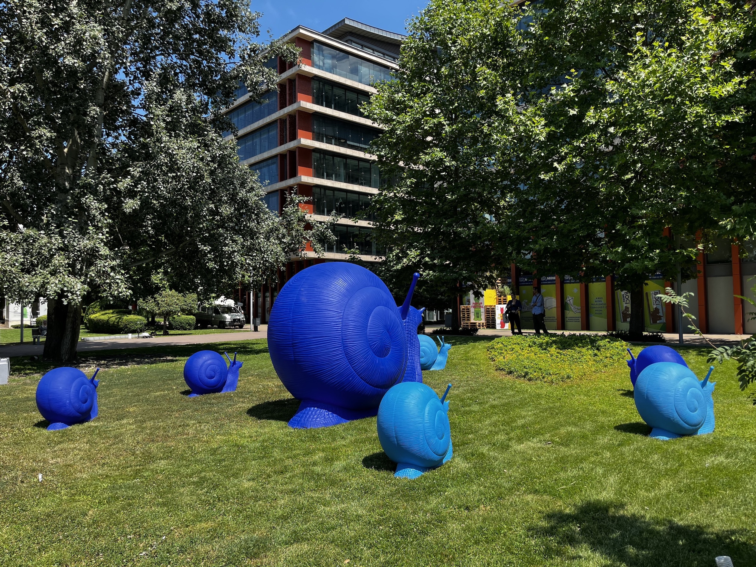 A Cracking Art művészcsoport installációja a budapesti Millennium Parkban