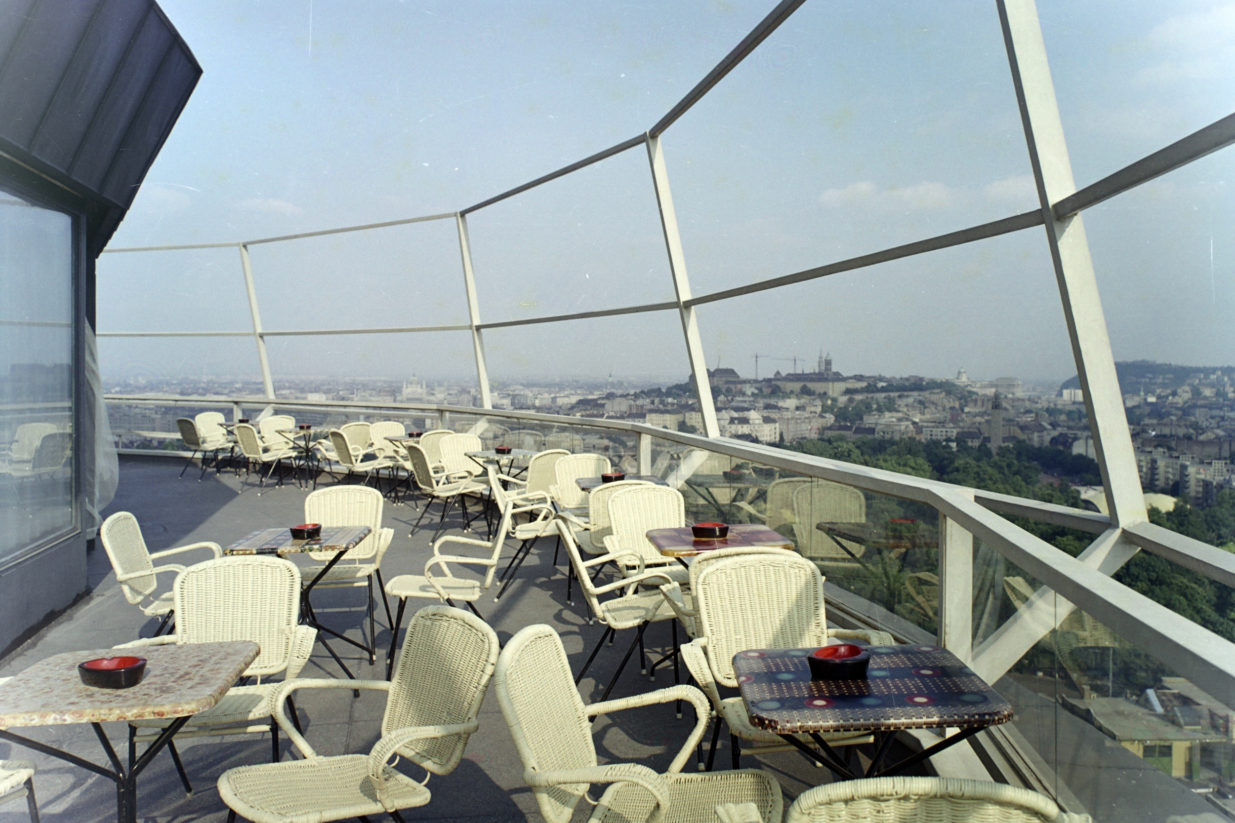 Kilátás a Budapest körszálló teraszáról a Parlament és a budai Vár felé, 1975. Forrás: Fortepan / Bauer Sándor