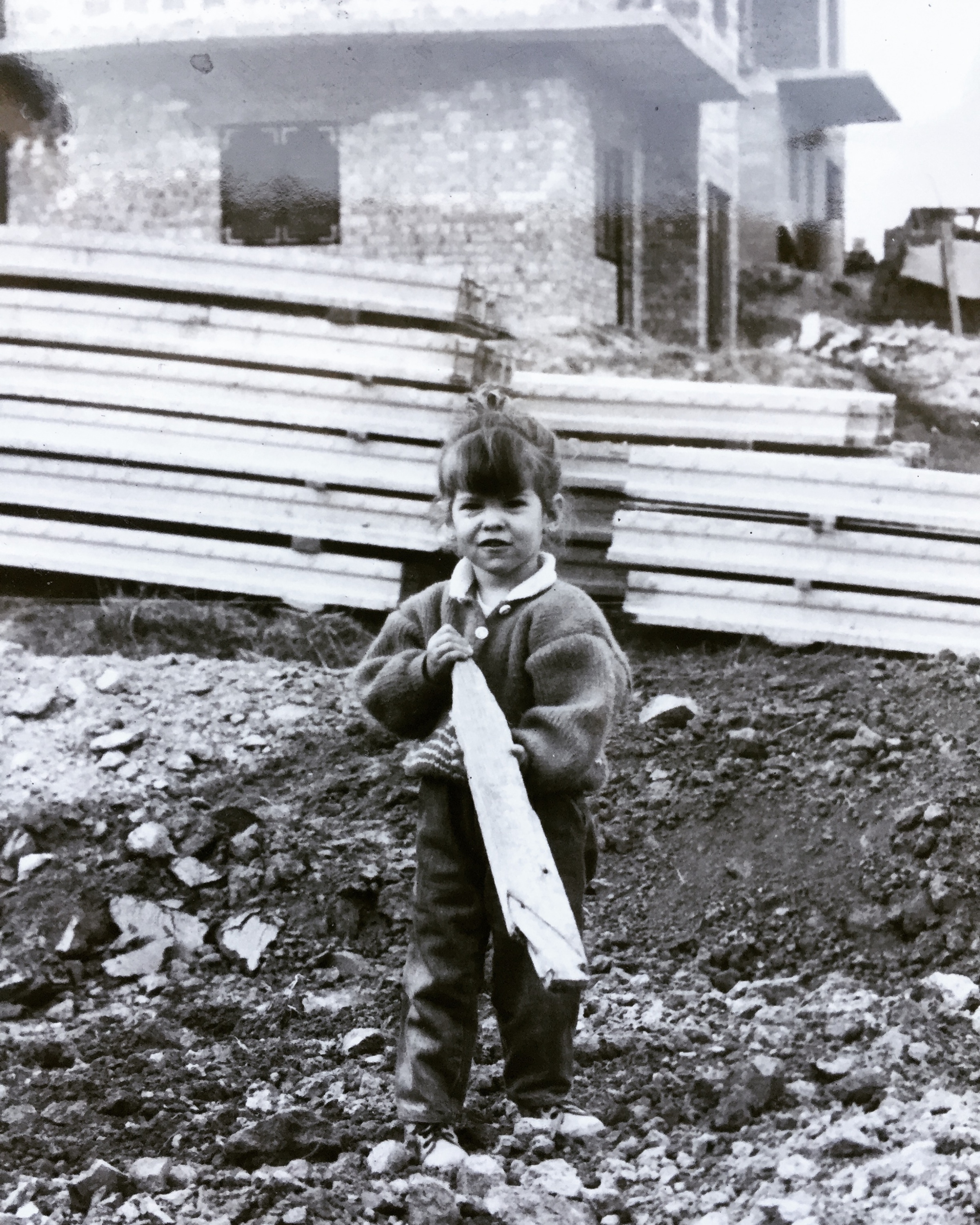 Bubla Ágnes gyerekként egy építkezésen