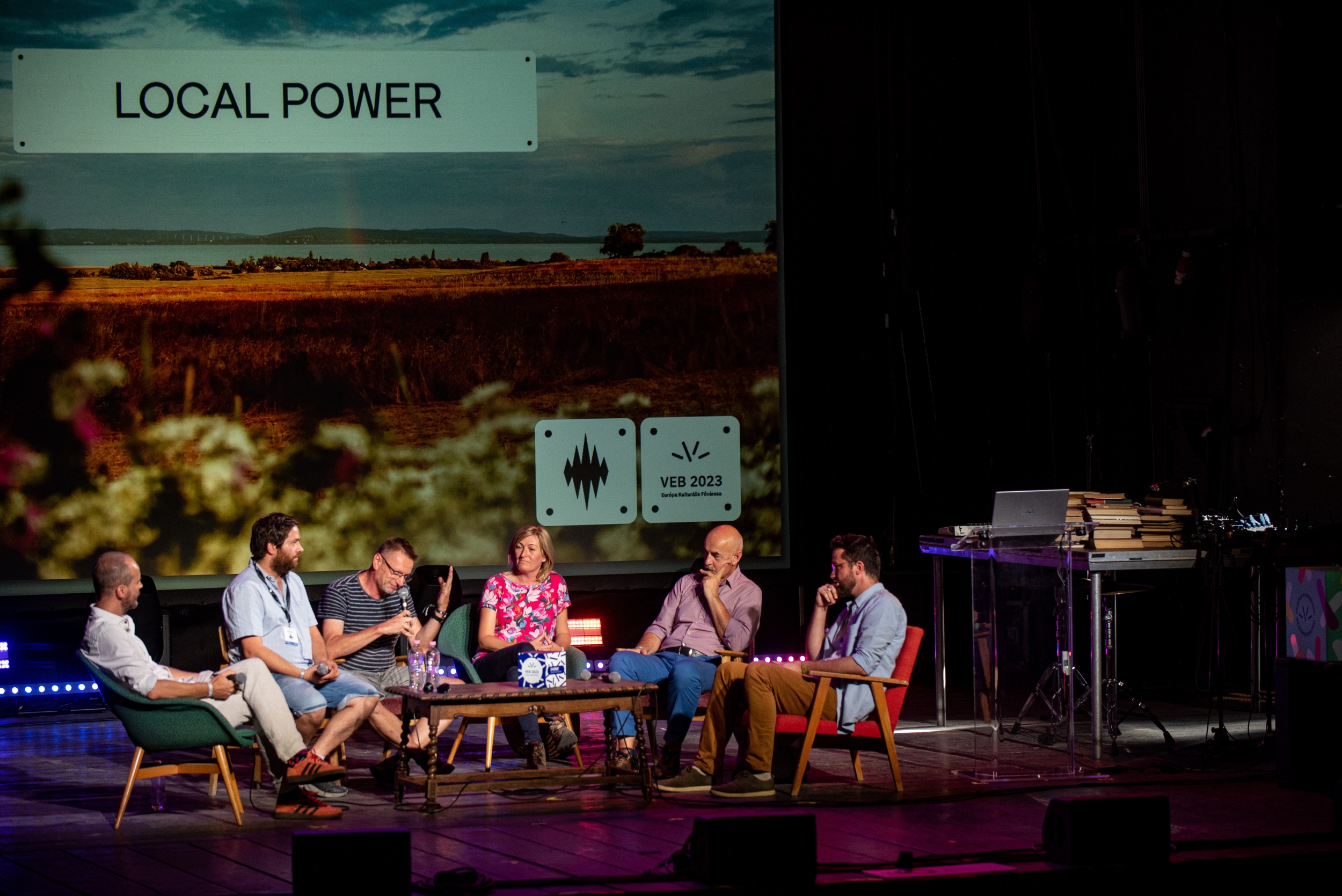 Balról jobbra: Lamos Péter (VEB 2023 EKF), Kálmán Mátyás (INOTA Festival), Antal Sebestyén (Almásfüztői Asset Management), Raffai Csilla (TÚRAJÓ), Katona Csaba (Várpalota Város Önkormányzata), Kovács Dániel (moderátor). Fotó: Ranki Dani