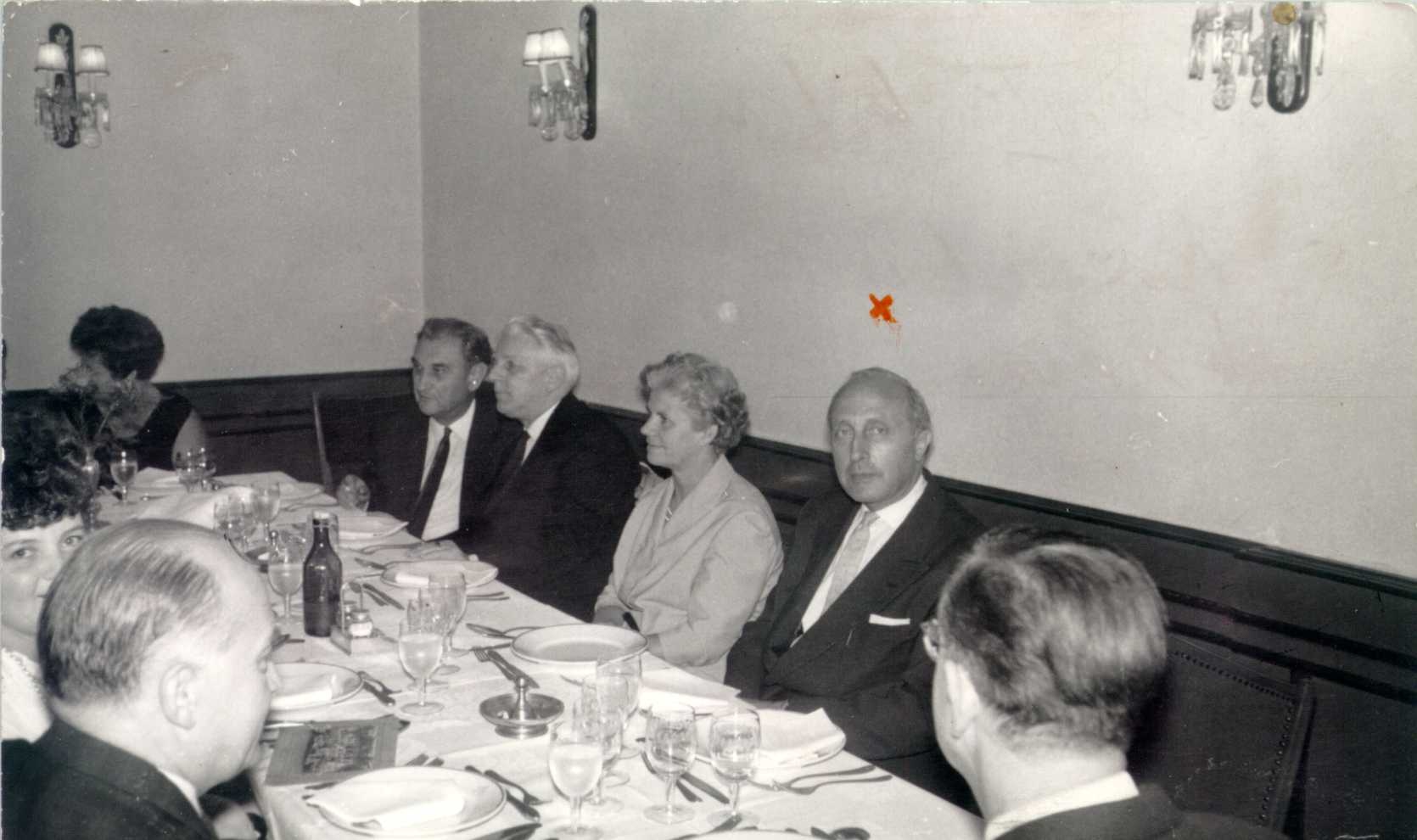 Fotó: Hochstädter (Hódosi) Antal, 40 éves érettségi találkozón a Rózsadomb étteremben, fénykép a Magyar Zsidó Múzeum és Levéltár gyűjteményéből
