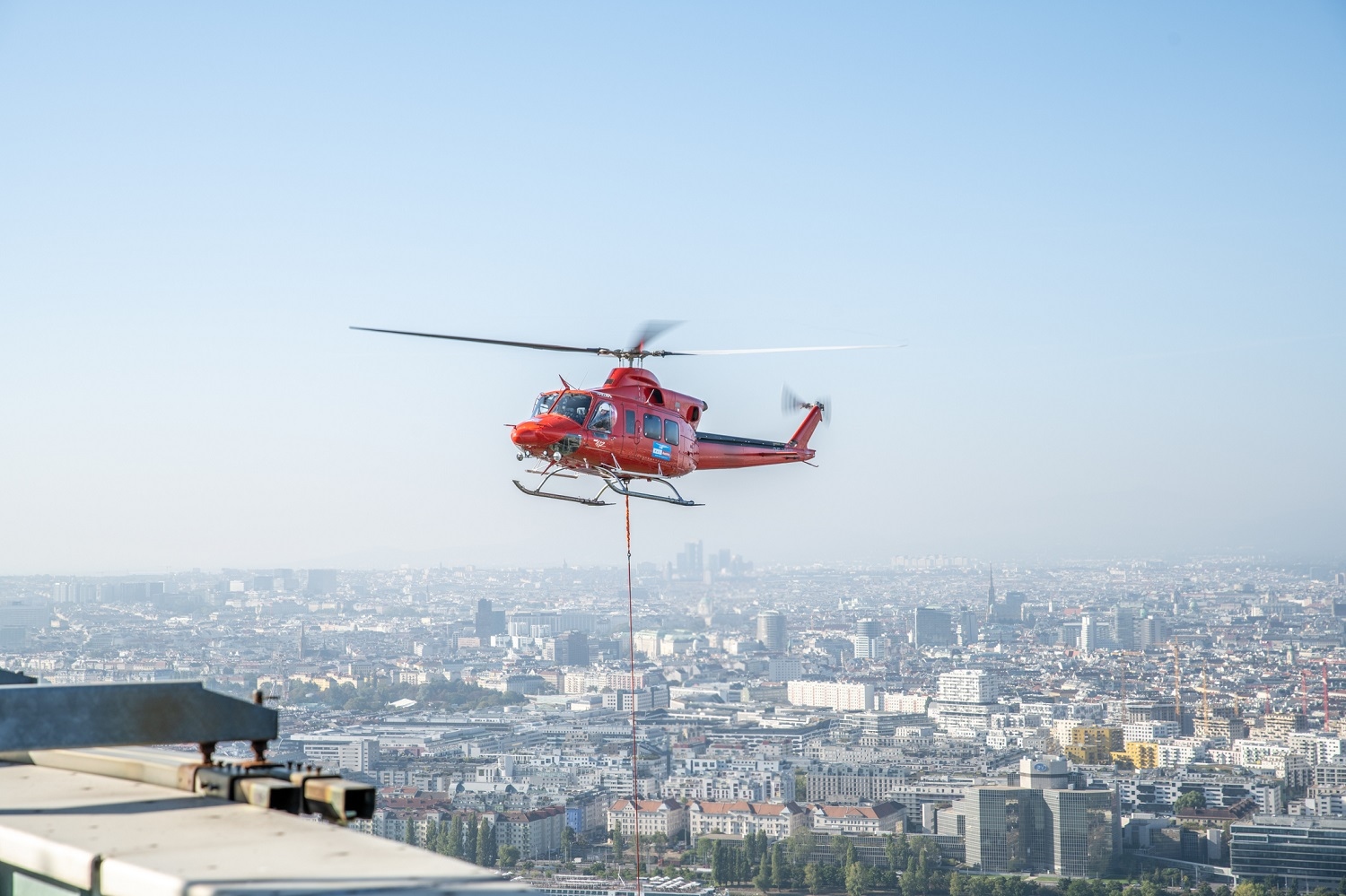 Helikopterrel emelték a helyére a bécsi Duna-torony új attrakcióját © Donauturm Wien / R. Fasching, K. Patzak, A. Stöger