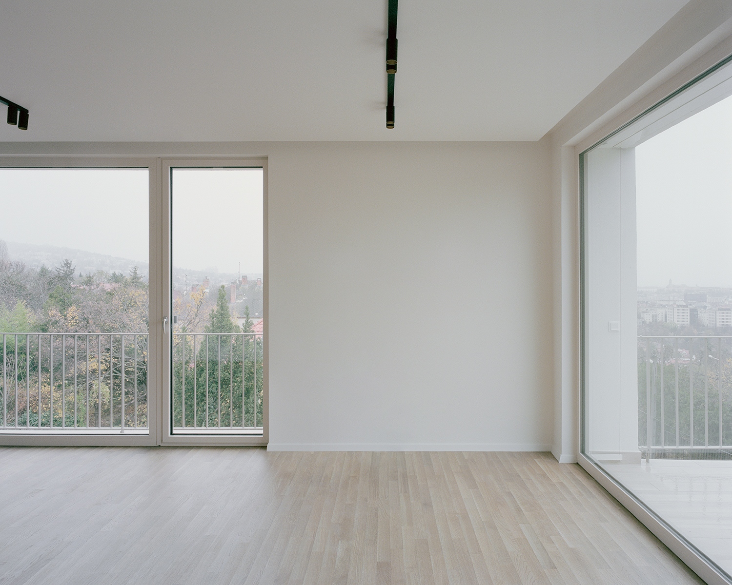 Az alsó szintek lakásai kétszobásak, valamint egy tágas nappalival rendelkeznek, mely a város és a hegyek panorámáját tárja fel