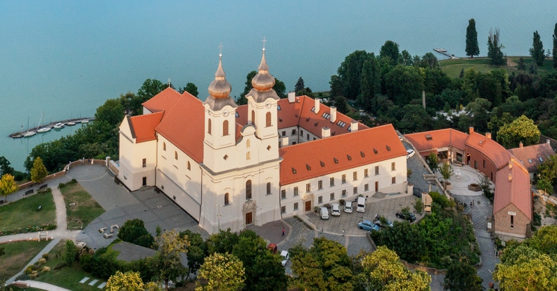 Immár a 21. század igényeit is kielégíti a felújított Tihanyi Bencés Apátság (X)