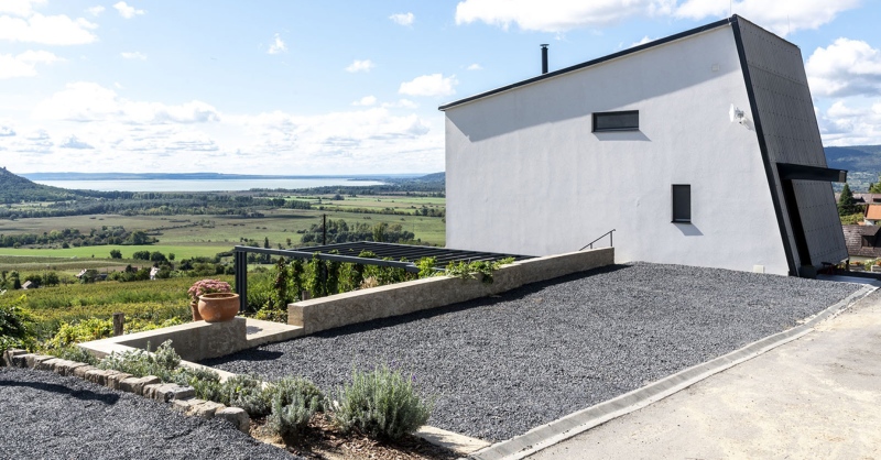 Antik kincsekkel berendezett modernista házikó a Szent György-hegyen