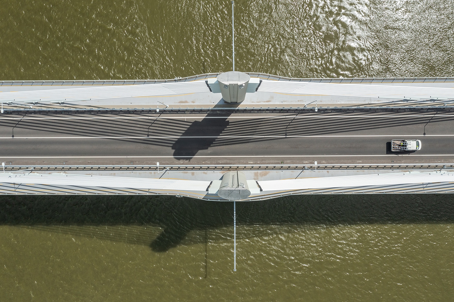 A mederpillérek feletti, vasbeton szerkezetű pilonok felülnézetből. A pilonok állandó keresztmetszeti kialakításúak, keresztirányban 2 m, hosszirányban 4 m befoglaló mérettel. Magasságuk 21,80 m az úttengelyben vett pályalemez szinttől mérve. (Fotó: Gulyás Attila)