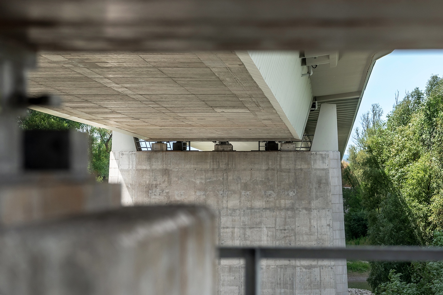 A felszerkezetet minden támasznál – a képen az egyik ártéri támasz látható – 3 db MAURER gyártmányú saru támasztja alá (Fotó: Gulyás Attila)