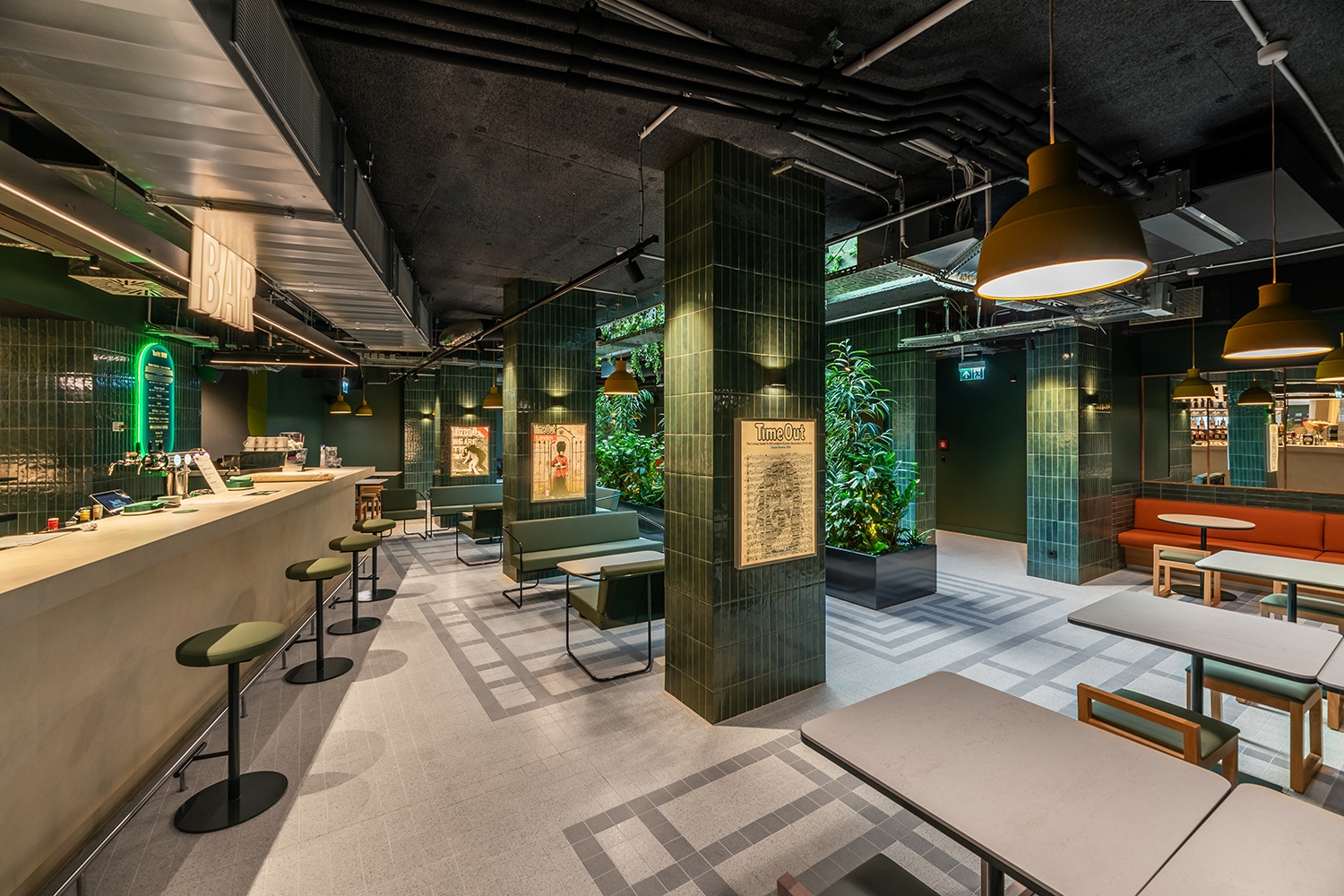 A világos központi étkező után, az oldalsó részeken a sötétebb, iparibb stílus uralkodik