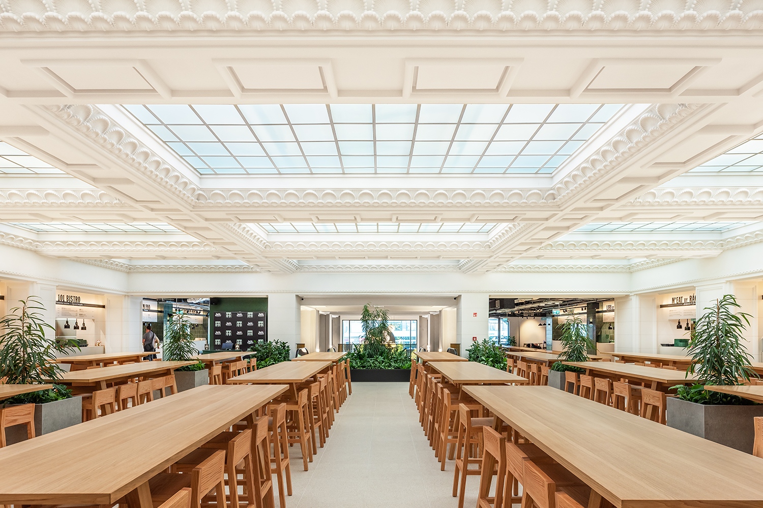 Miután beépítettek az épületbe a 20. században egy új, köztes födémet, a történeti mennyezet közelebb került a fejünkhöz. A belmagasságot az opálüvegek fény- és színerőhatásával igyekeznek növelni.