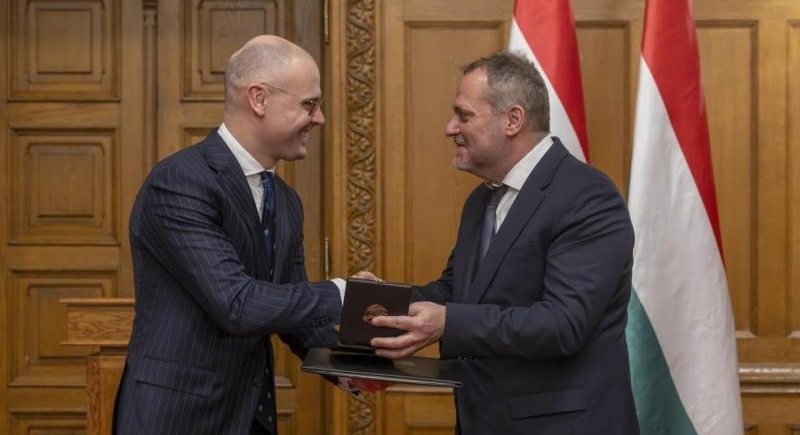 Csepreghy Nándor miniszterhelyettes átadja a díjat (Fotó: Magyar Mérnöki Kamara Facebook)