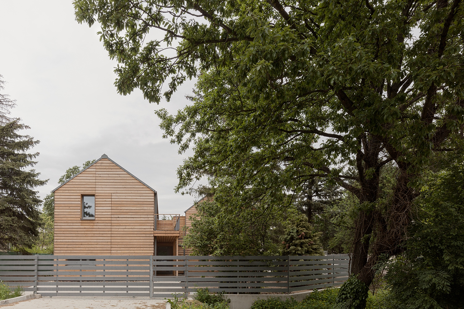 A külső, természetes fenyőburkolat is a megújuló, természetes forrásokra alapozó koncepció egyik karakteres eleme