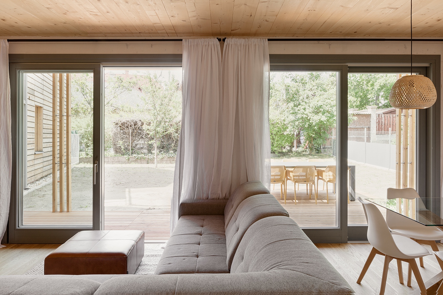 A nappali-étkező-konyha tere 40 négyzetméternyi teraszt kapott, de az emeleti hálószobák mindegyikének is van kijárása a ház felső szinti tornácára