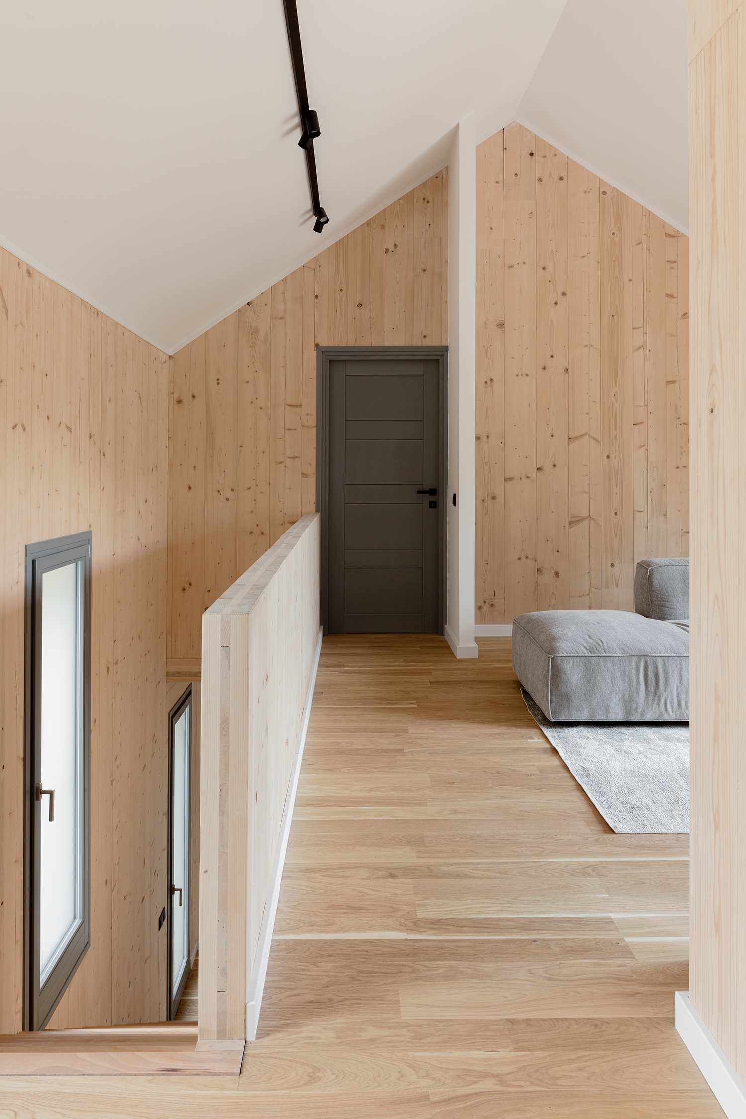 Az épület nem csupán gépészetében igyekszik kevésbé terhelni a környezetet, de a szerkezete is CLT, valamint cellulóz szigetelést alkalmaztak