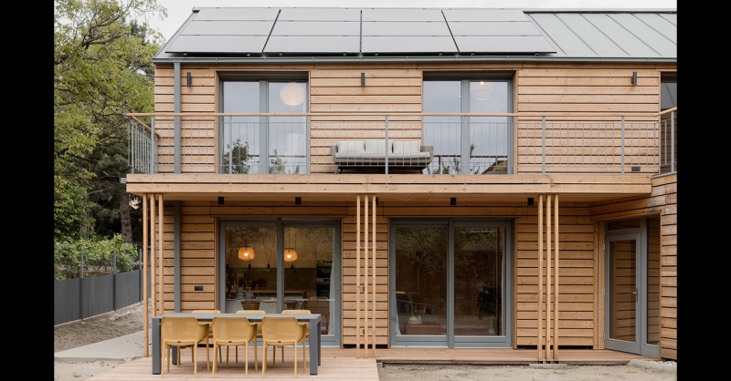 Diósdi ikerház, amelynek két épületrésze 50 éves fenyőfát fog közre