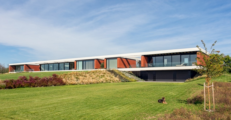 Szinte lebeg a telek fölött ez a kétgenerációs családi ház