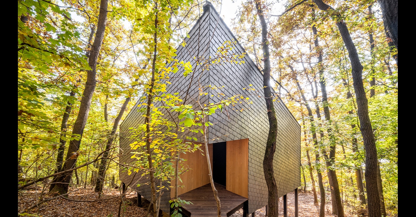 Trükkös kabinház Parádon, elforgatott gerincű tetővel