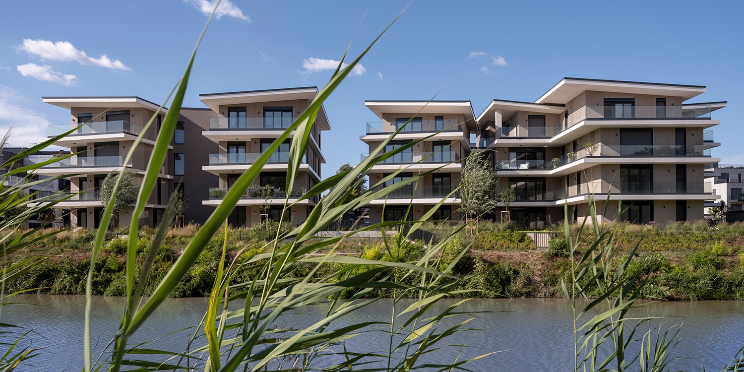 A „táncoló födémekkel” a táj felé komponált villatömbök esetében minden szinten egy-egy önálló lakás van. A hosszan előrenyúló konzolos födémek miatt mindegyik lakó úgy érzi, hogy autonóm, önálló villája tekint a Kamaraerdő felé.