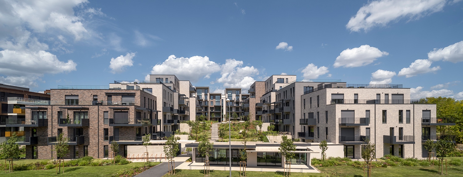 Ez a kép illusztrálja leginkább a Budaörs irányából kigondolt fokozatos magasságcsökkenést a tó irányába. Itt mutatkozik meg a park látványos szintemelkedése is, mely alatt a mélygarázs található, valamint a közösségi épületek összekötő ereje is érzékelhető.