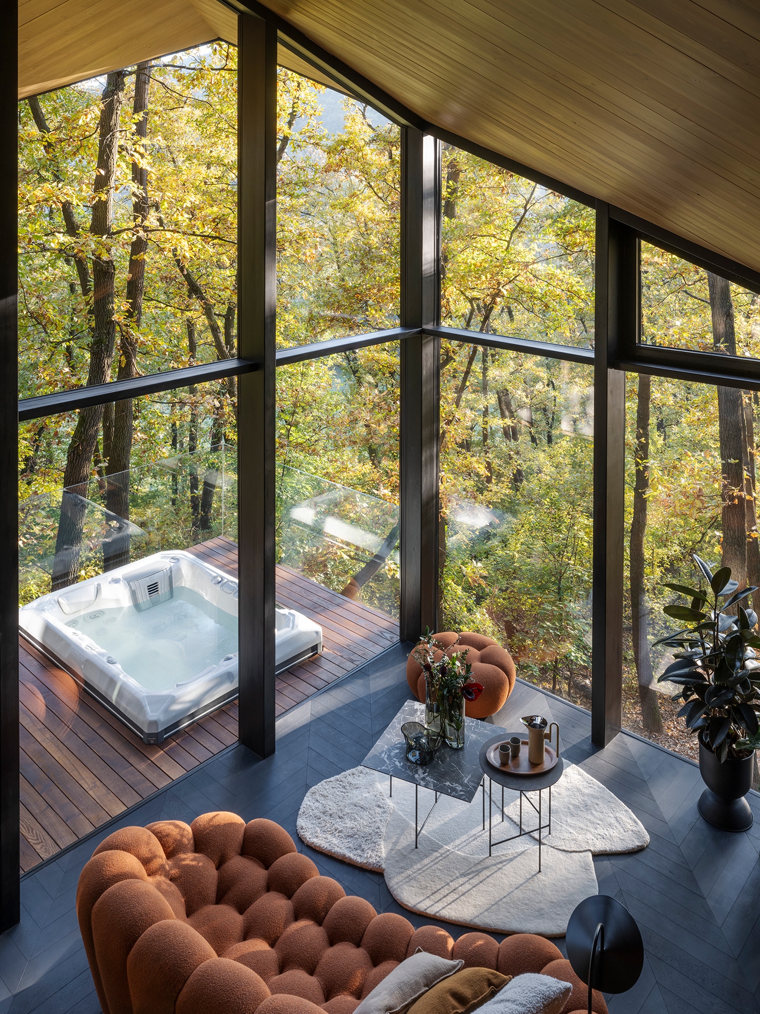 A szabályos struktúra fölé átlósan elforgatott gerincű tető került. A terasz hatalmas, az alapterület többi részén pedig a konyha-nappali-fürdő osztozik.