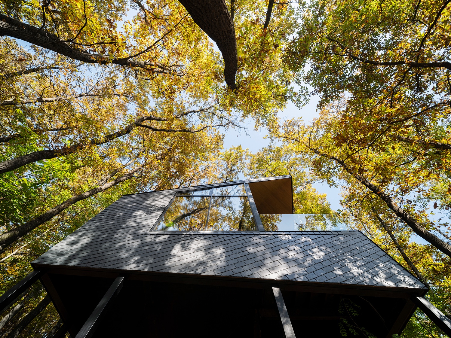 Különleges, hogy a kabin külső burkolata fa helyett természetes pala lett végül