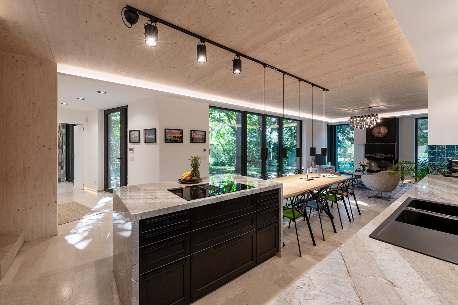 Kortárs enteriőr, de bizonyos alkotásokkal, képekkel a falon a régi balatoni nyaralások nosztalgiáját akarták megidézni a térben