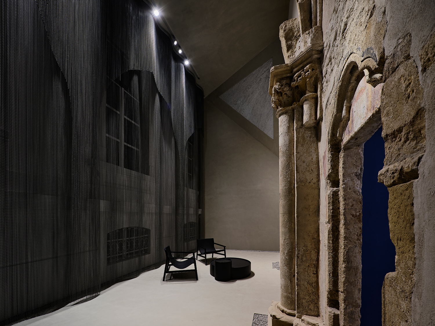 A kápolnának az emeleti részét is restaurálták, kortárs szerkezettel fedték. Az emeleti rész maradványai a Nagypréposti Ház külső falába illeszkednek, másik oldalon az Érseki Palota épült egykor rá. (Fotó: Batár Zsolt)