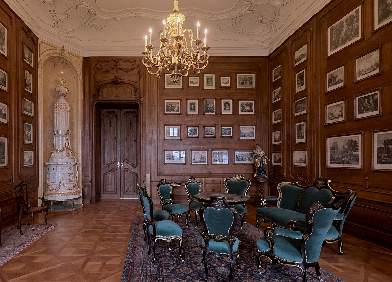 Az Érseki Palota szinte minden terme kuriózum, közülük a farestaurátorok egyik legnagyobb kihívása volt a teljes falfelületeket fapanelekkel kitöltő Metszetszalon. (Fotó: Batár Zsolt)