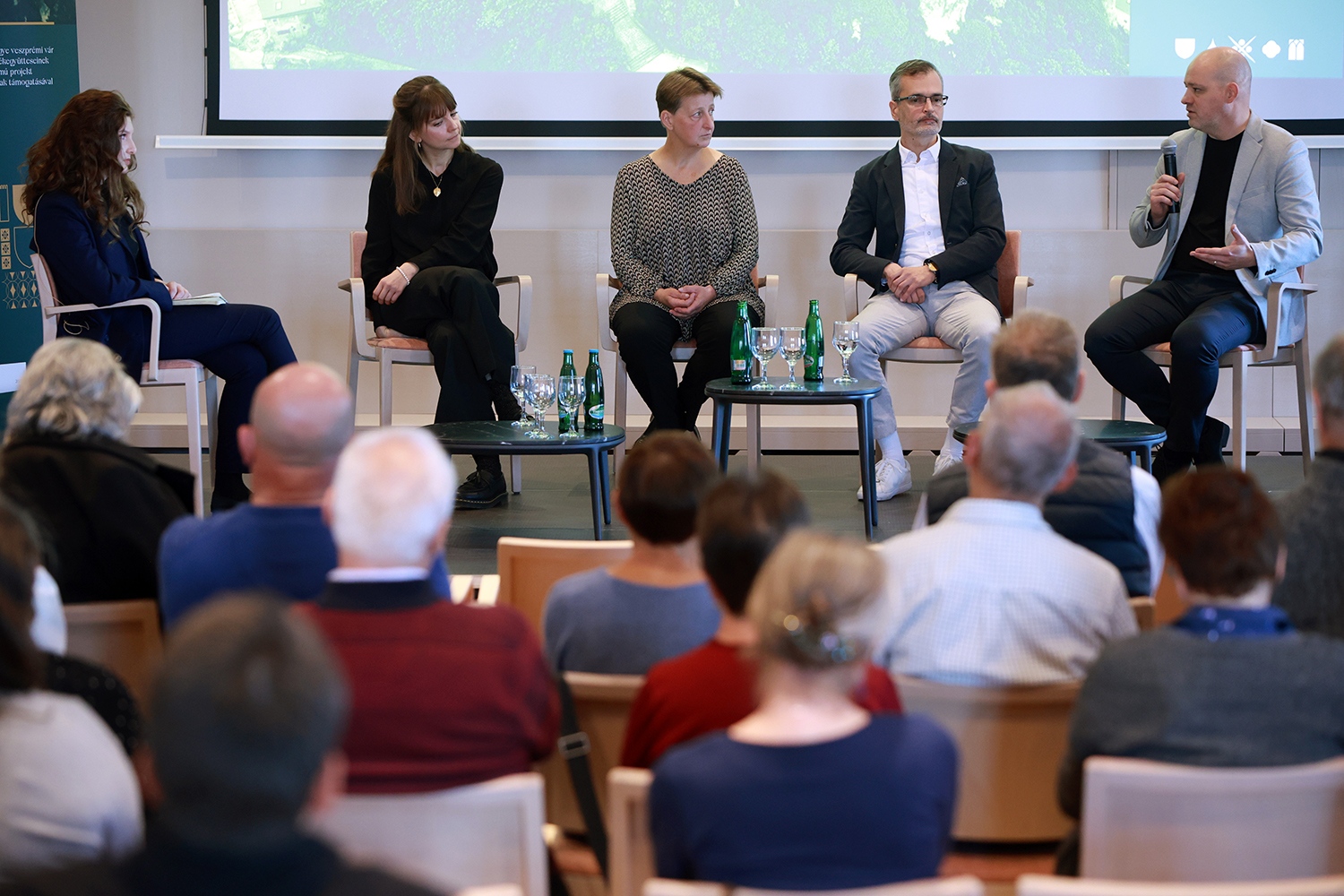 A nap első panelbeszélgetésén Hegyi Dórától és Simon Annától a szakrális épületek és régészeti feltárások kutatói oldaláról, míg Vavra Árontól és Vörös Tamástól a menedzsmenti oldalról tudhattunk meg többet. (Fotó: Gáspár Gábor)