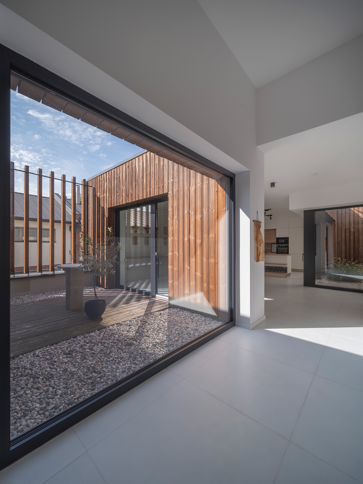 A betonmagra nem épül teljesen rá a kortárs szerkezet, hanem három belső udvarból és az azokat körülzáró három egységből áll az alaprajz