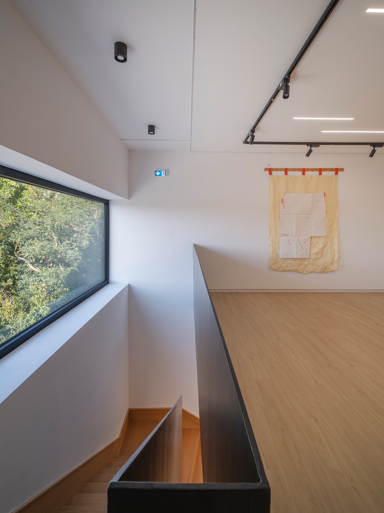 A kiállítótér padlószintje az alagsori gépház miatt egy fél szint eltolódással indul, amit egy kisebb lépcsővel kötöttek be a terepszintről