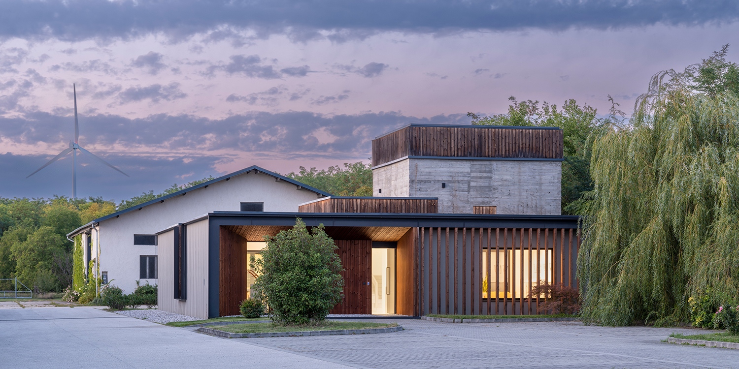 Természetes kontrasztként a fűtőház szerkezetével, a kortárs részeken fabetétek uralkodnak