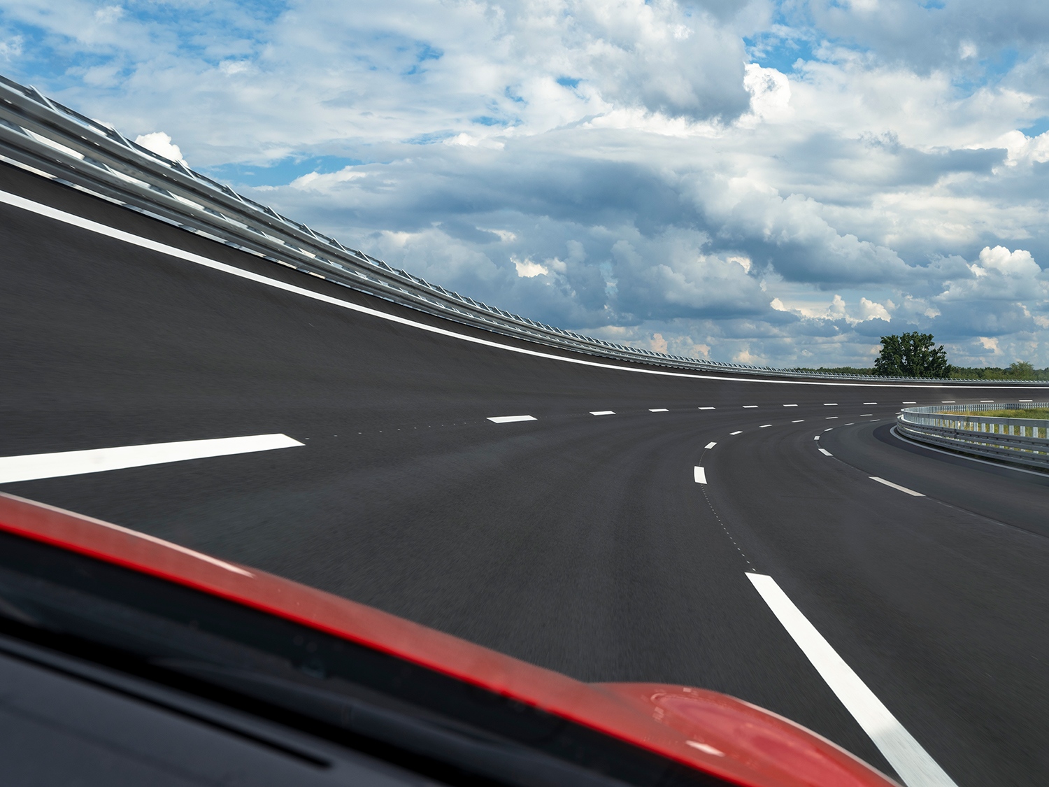 Míg az egyenes szakaszok 1, addig a kanyarívek legfeljebb 101 százalékos dőlésűek