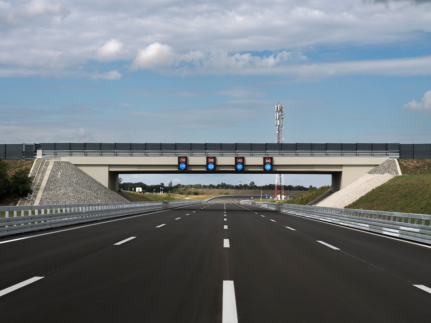 A sávok egyenként 3,75 méter szélesek, akárcsak egy autópálya forgalmi sávja