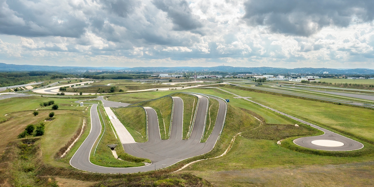 Középen a hegymeneti tesztpályák
