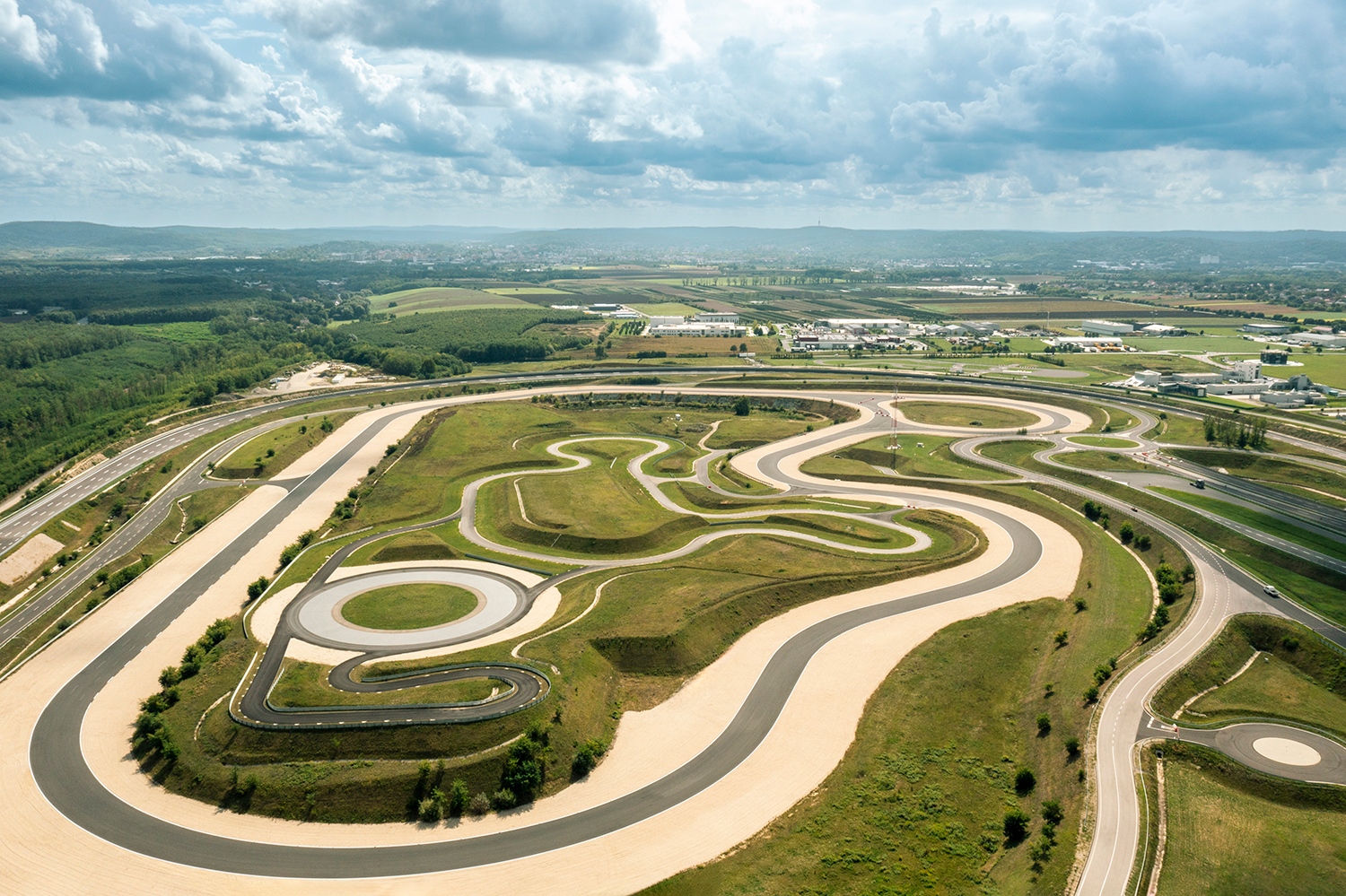 Az oválpálya kanyarívének sugara 350 méter