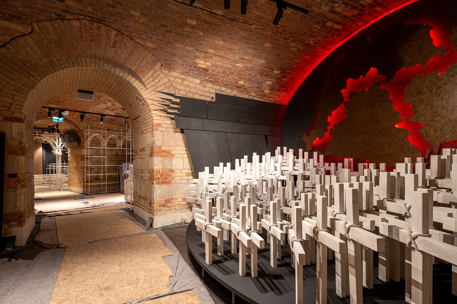 A tematikus kiállítás nincs híján a magyarok történetének fekete lapjait bemutató fejezetekkel