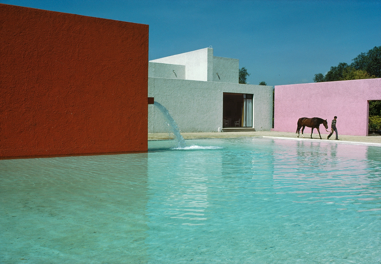 Stable, horse pool and house by Luis Barragan and Andres Casillas. Cuadra San Cristobal, Los Clubes (1966-68), Mexico, 1976. © Rene Burri/Magnum Photos