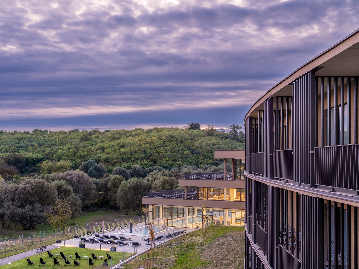 Az épület egy pontra szerkesztett, íves-sugaras elrendezésű