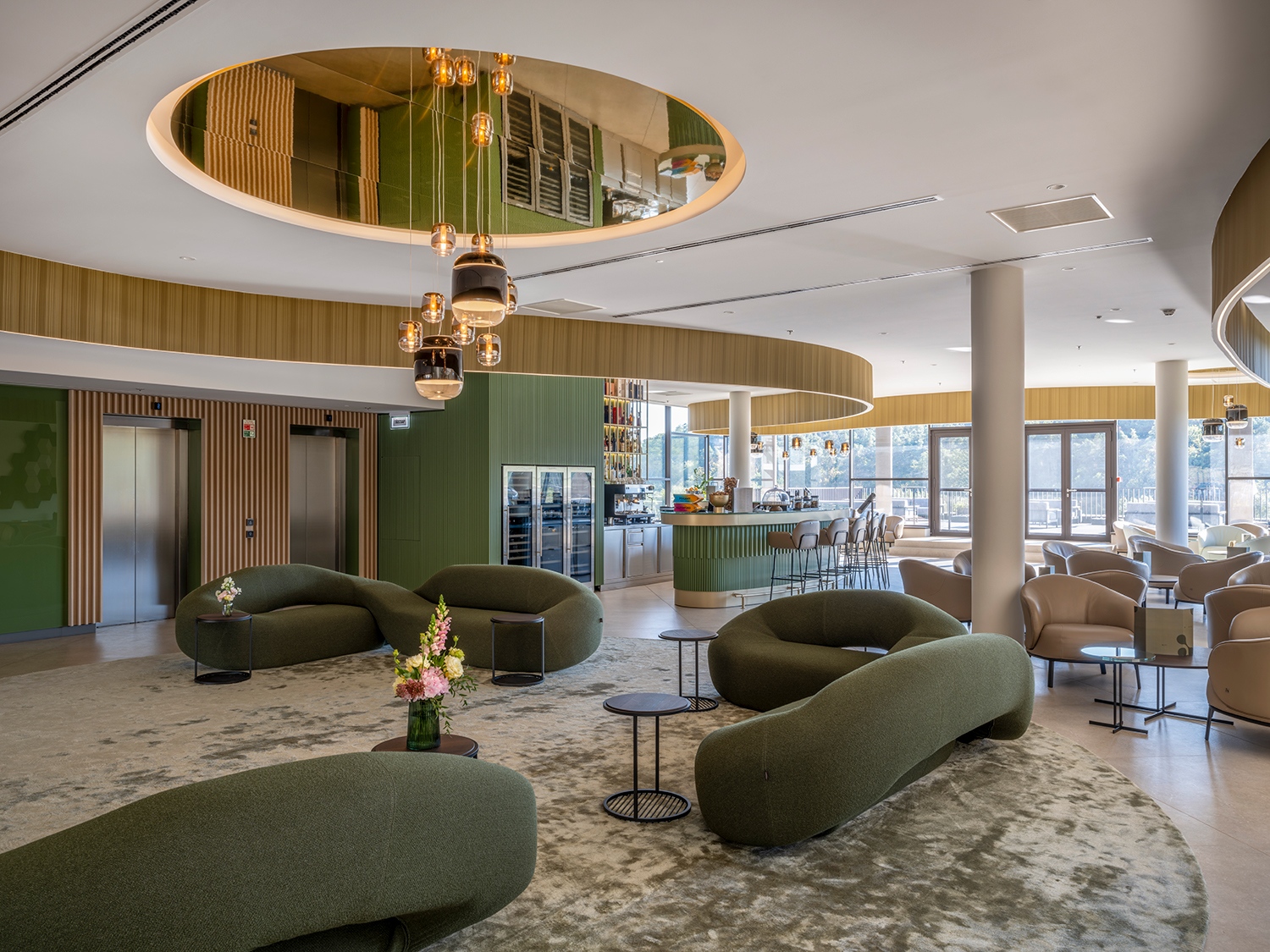 A lényegében egy közös teret alkotó recepciólobby-bár-vinotéka a konferenciaterekkel és az étteremmel is összenyitható