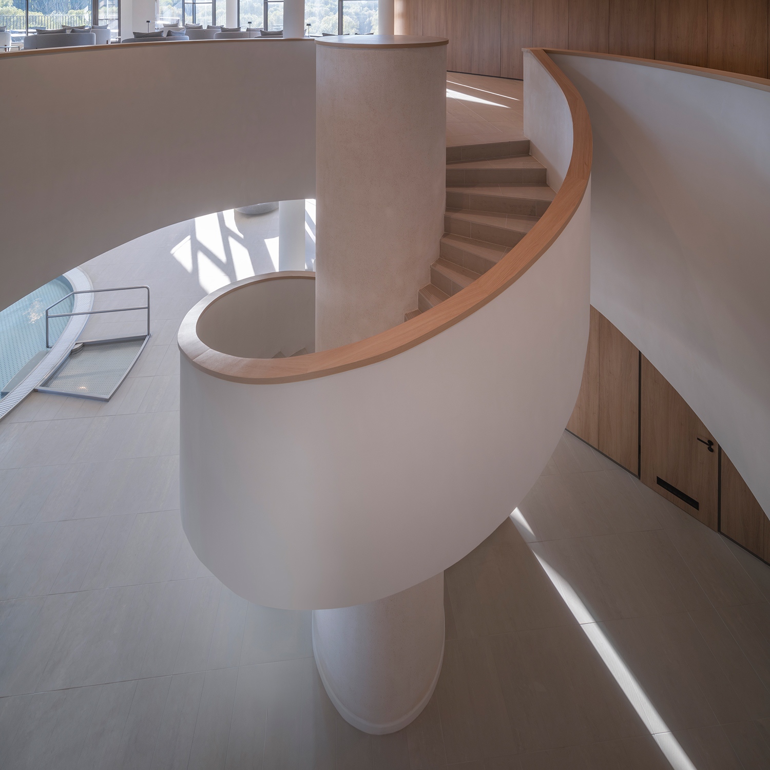 Az épületben a hosszan elnyúló elrendezése ellenére csupán két függőleges közlekedőmagot volt szükséges létesíteni