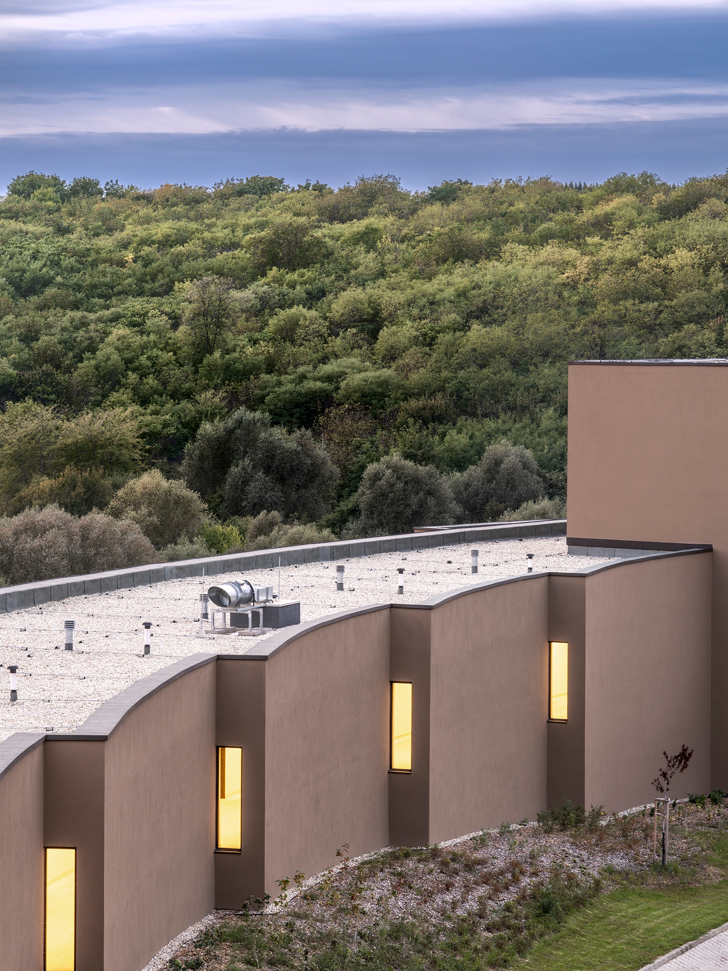 A folyosók külső ívét is szépen törik meg az elegáns bemetszések