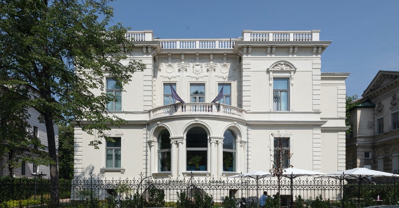 Meggybordó bársonykárpitok a balusztrád mögött