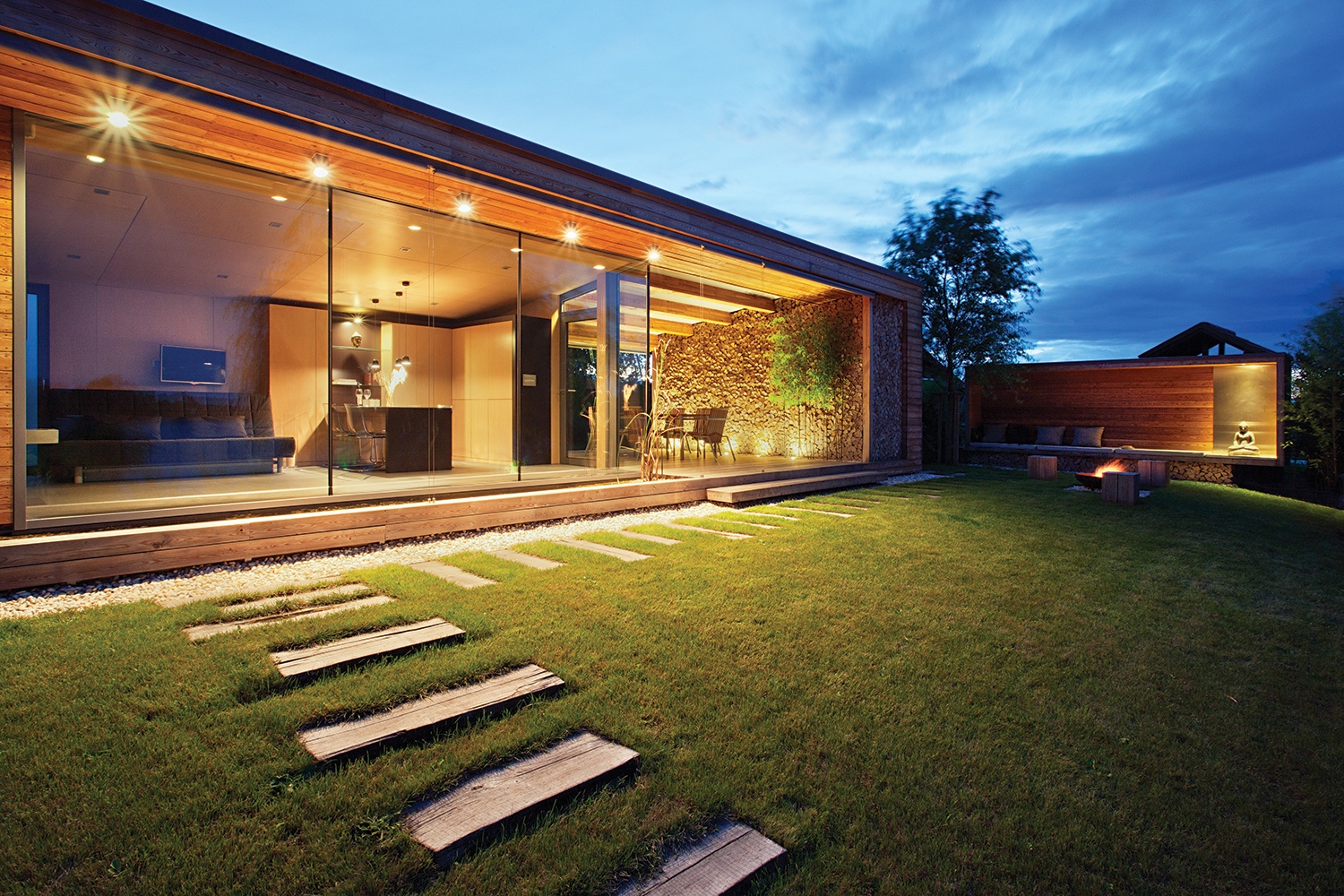 Kapuvár közelében, egy felhagyott bányató partján álló ház