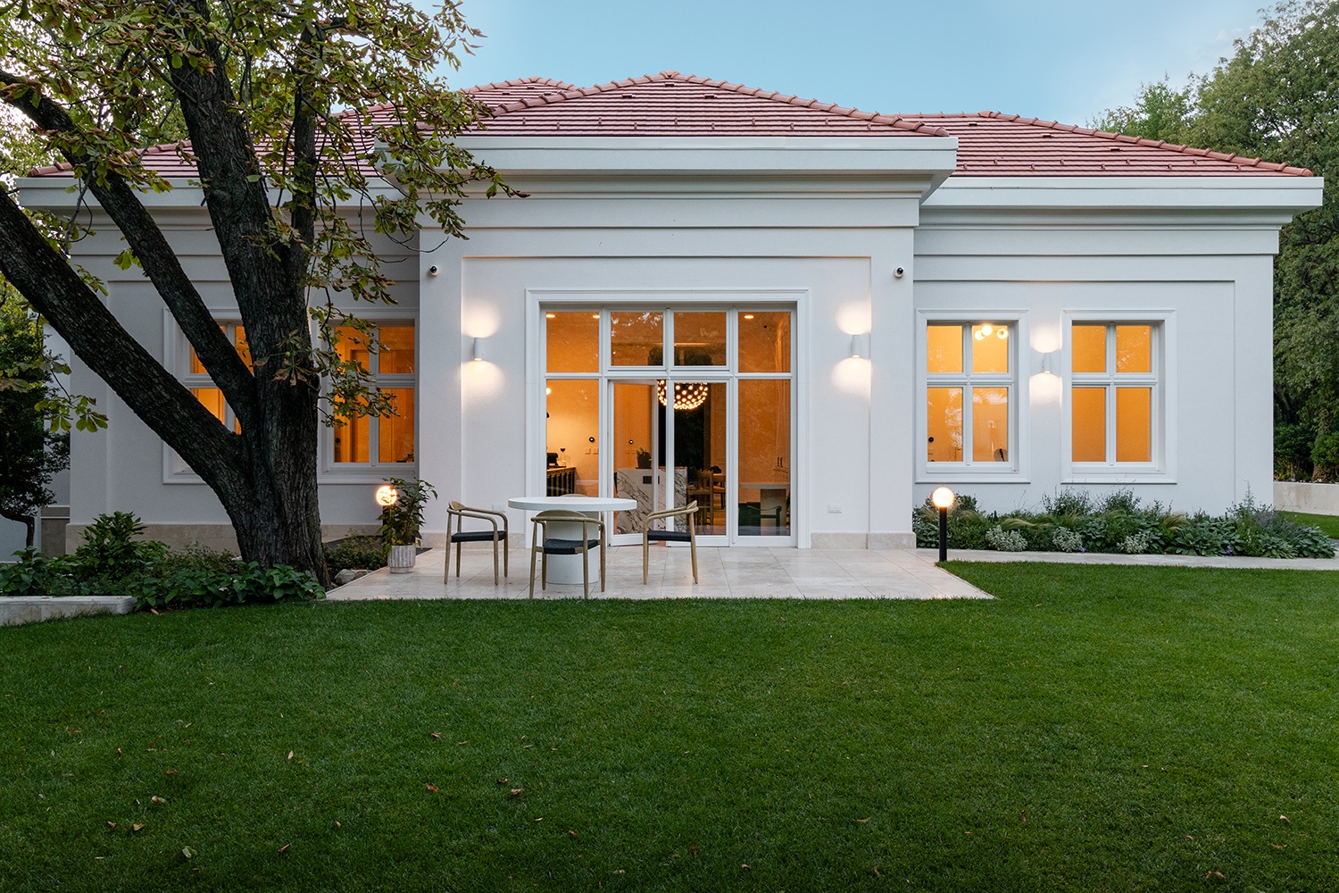 Az emeleti födémcserét a régi tető alatt hajtották végre. A kivitelező javaslatára a régi fafödém gerendáiból a földszinti padló fölött külön rácstartószerkezet készült a zsaluzat terheinek fogadására.