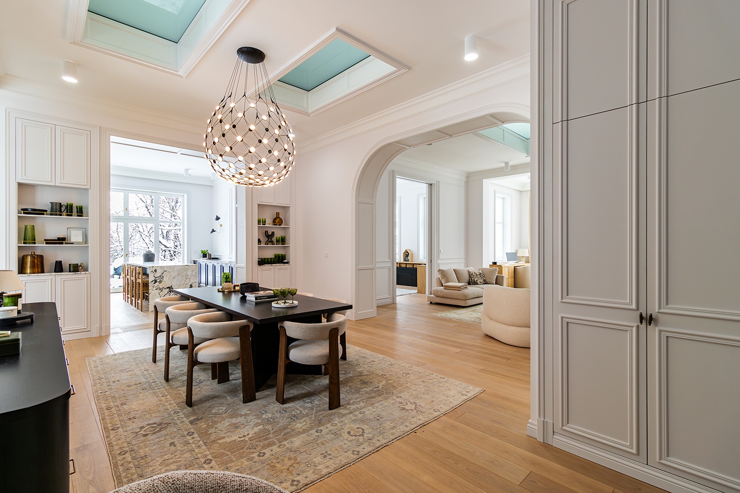 Van az épület szerkezetén kortárs beavatkozás, de az is láthatatlan kívülről. A két szint közötti üvegezés artisztikus látványt nyújt, ráadásul egy gombnyomással változtatható az átláthatósága.