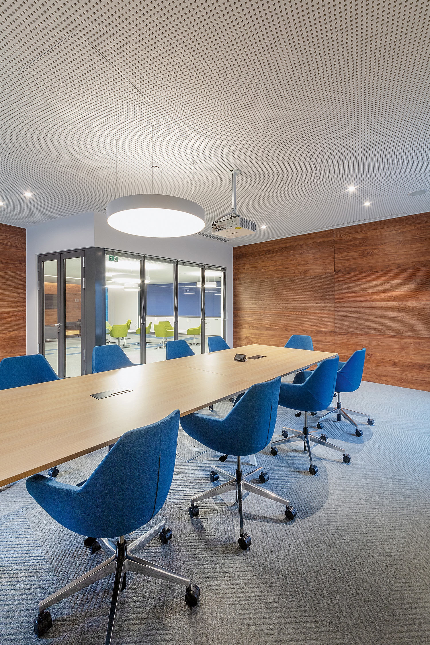 Tárgyaló az irodaházban: belső tér a mai igények szerint