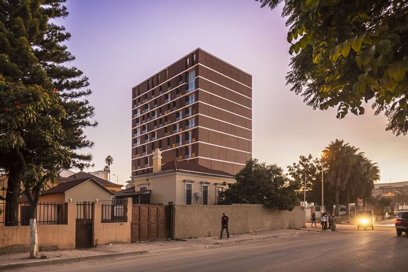Toronyiránt - Lubango Center, Angola