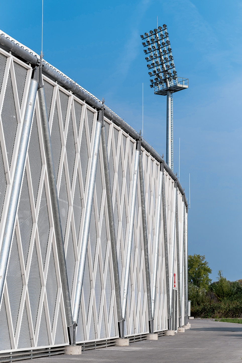 A gyalogút belső oldala egyúttal a stadion épület- tömegének szélét is képezi