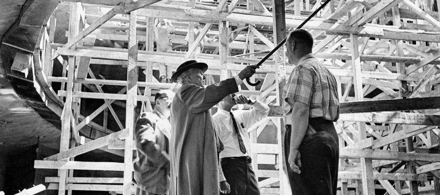 Az idős Frank Lloyd Wright egy építkezésen (forrás: franklloydwright.org)